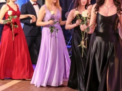 Studniówkowy szał. Białe koszule i spódnice nie wchodzą w grę. "Poszłam na całość. Brokat będzie wszędzie"