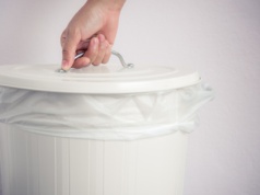 Na ulicach polskich miast pojawiają się białe pojemniki na śmieci. Co do nich wrzucać?