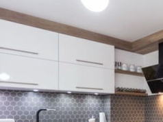 Metamorfoza mieszkania bez generalnego remontu. Jak wymiana frontów meblowych odmienia kuchnię i całe wnętrze