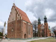 Poznań: odsłonięto tablicę upamiętniającą archeologa Andrzeja Sikorskiego