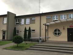 Groza na zebraniu rodziców. Ojciec dziecka zaatakował dyrektorkę szkoły i popchnął ją na ścianę