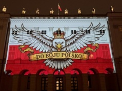 „Do boju Polsko!” – kibicowska iluminacja zakazana przez MSW wyświetlona na Pałacu Prezydenckim