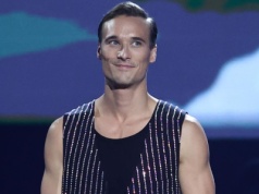 Niedawno rozstał się z żoną. Kim jest nowa partnerka Maurycego Popiela? To aktorka