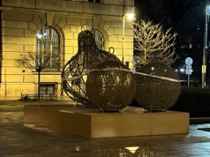 Na Placu Matejki wciąż wieńce po 11 listopada, a już pojawiły się świąteczne bombki. Zaskakujące zderzenie symboli