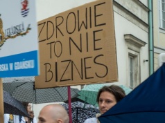 Ponad 430 lekarzy zarabia więcej niż 100 tys. zł miesięcznie. Rząd chce to ukrócić