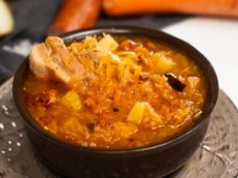 Kapuśniak jak u babci. Rozgrzewający i sycący obiad dla całej rodziny