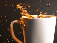 Ile kawy, a ile herbaty pić dziennie? Naukowcy zdradzili "złote proporcje"