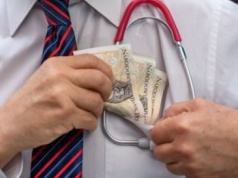Rząd chce przyciąć zarobki lekarzy. Oto proponowany limit