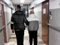 Bestialskie zachowanie wobec obywatela Ukrainy – bili go młotkiem, polewali wrzątkiem. 7 mężczyzn usłyszało zarzuty