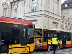 Ogromny wypadek w Śródmieściu. Zderzyły się tramwaje z autobusem, są ranni. Ruch w kierunku Woli zablokowany