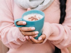 Siedzisz godzinami za biurkiem? Ten napój może uratować Twoje tętnice