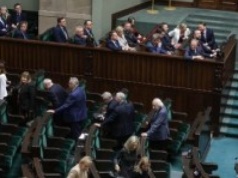 "Precz z komuną". Posłowie PiS wyszli z sali obrad Sejmu