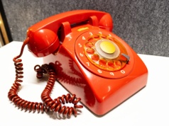 Telefony stacjonarne powracają do łask. „To urocze, ważne, a w dodatku działa”