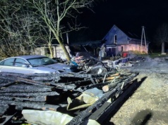 NOWY TOMYŚL: Pożar w Glinnie – policjanci wyprowadzili pięć osób z zadymionego domu