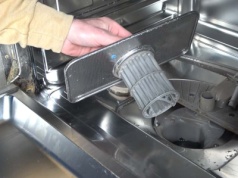 Namocz filtr w tym roztworze i po sprawie. Zmywarka będzie pięknie pachnieć