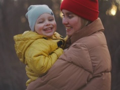 Reparenting: rodzicielstwo, które leczy. Milenialsi mają podwójną rolę