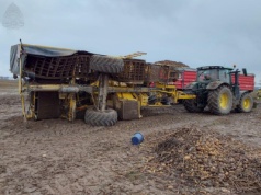 Zdarzenie w Sobótce – przewrócony kombajn do zbioru ziemniaków