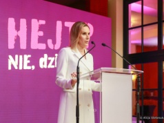 Pierwsza Dama Marta Nawrocka przekazała sukienkę na licytację. Dochód trafi na wsparcie Fundacji „Wstawaj Alicja”