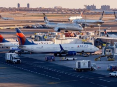 Nie będzie obowiązkowego odszkodowania za opóźnione loty. Prezydent rezygnuje z pomysłu 