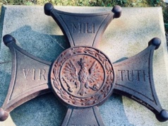 Rosja. W Katyniu usunięto płaskorzeźby polskich odznaczeń wojskowych