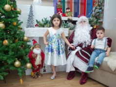 Świąteczna sesja w przedszkolu. Rewia mody zaczęła się już w szatni. "Syn wyglądał ubogo"