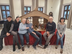 Przemysław Kozłowski leci do Londynu z szopką dla królowej Kamili. Zużył ponad 142 tys. zapałek