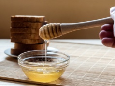 Tak sprawdzisz, czy miód jest naturalny. Więcej nie dasz się nabrać