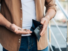 To nie zarobki najbardziej wpływają na sytuację finansową Polaków. Oto najnowsze badanie