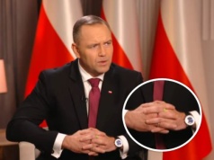 Niecodzienny dodatek na palcach Karola Nawrockiego. Co oznaczają kolorowe gumki?