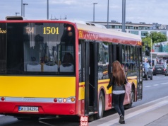 Autobus stoi na przystanku. Zawsze można go ominąć?