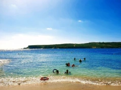 Zachwycająca europejska wyspa z błękitnym morzem. Jest bardziej zielona zimą niż latem