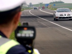 Policjanci źle mierzą prędkość przenośnymi urządzeniami. Wszyscy o tym wiedzą i nikt nic nie robi