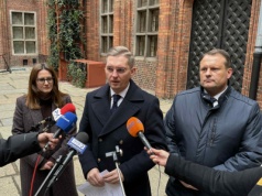 Grzywna, wyrok, zatrzymanie przez policję. Radni PiS z Torunia bronią działacza Solidarności