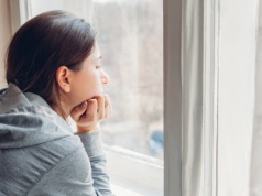 Teresa na zakupach obrywa gałązki od pomidorów, żeby mniej ważyły. "Za takie pieniądze trudno wyżyć w dużym mieście"