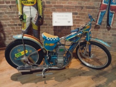 Żużel. Historia „Królowej”! Zobacz żużlową wystawę w Lesznie! (ZDJĘCIA)