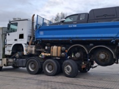 Na ciężarówce jechały dwa inne pojazdy. Piętrowy transport wstrzymany.