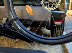 Rowerzysta narzeka na kierowców blokujących przejazdy. Serio?