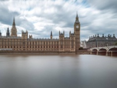 Chińscy "łowcy głów" grasują w sieci. Brytyjczycy podnoszą alarm