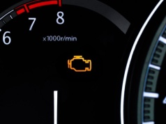 Kontrolkę check engine skasujesz bez komputera. Prosta metoda ma jedno "ale"