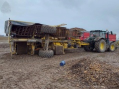 Groźny wypadek podczas wykopków ziemniaków. Kombajn przewrócił się na polu