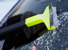 Nigdy tego nie rób. Ta kusząca metoda na odmrożenie szyb to przepis na naprawę