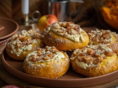 Drożdżówki dyniowe z serem i karmelizowanymi jabłkami