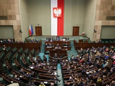 Posłowie PiS opuścili salę plenarną. To reakcja na wystąpienie Sikorskiego