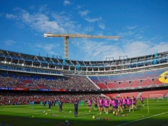 Barcelona prezentuje nowe stroje. Nawiązują do starcia z Realem