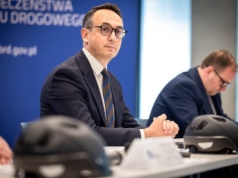 Kaski jak odblaski? Minister Klimczak kupi 65 tys. kasków i rozda dzieciom