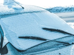 Sprytny sposób, by uniknąć porannego skrobania szyb. Zrób to wieczorem