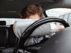 Asystent Zmęczenia (DMS) – nowe technologie w aucie, które obserwują kierowcę