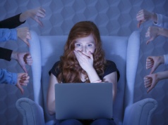 Rezygnując z walki z hejtem w internecie, rząd idzie na rękę big techom