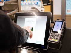 Kasa samoobsługowa kontra tradycyjna. Którą wolimy? 