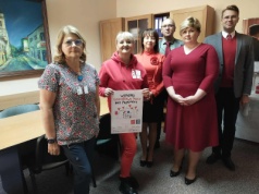 Akcja Dzieciństwo bez Przemocy w szpitalu. Pracownicy ubrali się na czerwono